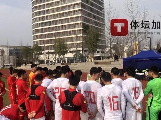 文案中写的很明白，他本人愿意交付车行十万元，预定这辆保时捷718，下个月的月底之前交齐剩下的二十万尾款，同时在店里上完保险就算履约。